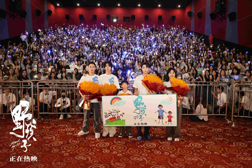 电影《野孩子》上映首日票房夺冠 郑州路演王俊凯学河南话