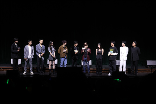 筷子兄弟合体亮相《苍茫的天涯是我的爱》首映嗨唱会 